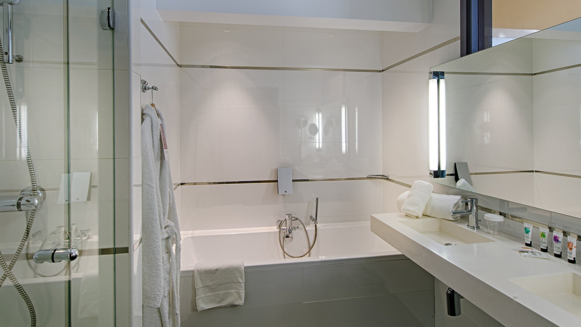 7 Hôtel & Spa Junior Suite Bathroom with shower and bathtub